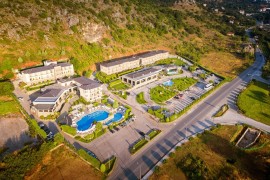 8-10/5/2026 3ήμερη MΕΓΑΛΗ ΠΡΟΣΦΟΡΑ ΤΟΥ ΓΡΑΦΕΙΟΥ ΜΑΣ Στο πολυτελές θέρετρο της ΚΑΣΤΟΡΙΑΣ  ‘’ ΗΟΤΕL LIMNEON RESORT & SPA ‘’ 5***** ΚΑΣΤΟΡΙΑ  ΠΡΕΣΠΕΣ  - ΝΥΜΦΑΙΟ 