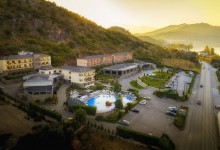 30/5-1/6/2026 3ήμερη MΕΓΑΛΗ ΠΡΟΣΦΟΡΑ  Στο πολυτελές θέρετρο της ΚΑΣΤΟΡΙΑΣ  ‘’ ΗΟΤΕL LIMNEON RESORT & SPA ‘’ 5***** ΚΑΣΤΟΡΙΑ  ΠΡΕΣΠΕΣ  - ΝΥΜΦΑΙΟ  ΛΙΜΝΕΟΣ ΟΙΚΙΣΜΟΣ(ΔΙΣΠΗΛΙΟΥ) - ΚΑΛΑΜΠΑΚΑ - ΤΡΙΚΑΛΑ