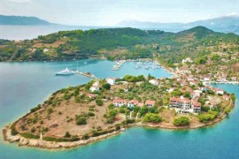 ΚΥΡΙΑΚΗ 13/9/2026 Ημερήσια ΝΗΣΟΣ ΤΡΙΖΟΝΙΑ  (Ο ΠΑΡΑΔΕΙΣΟΣ ΤΟΥ ΚΟΡΙΝΘΙΑΚΟΥ)