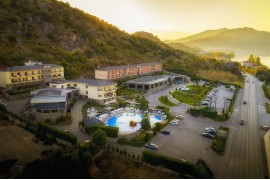 1-3/5/2026 3ήμερη MΕΓΑΛΗ ΠΡΟΣΦΟΡΑ ΤΟΥ ΓΡΑΦΕΙΟΥ ΜΑΣ Στο πολυτελές θέρετρο της ΚΑΣΤΟΡΙΑΣ  ‘’ ΗΟΤΕL LIMNEON RESORT & SPA ‘’ 4**** ΚΑΣΤΟΡΙΑ - ΠΡΕΣΠΕΣ - ΝΥΜΦΑΙΟ  ΛΙΜΝΕΟΣ ΟΙΚΙΣΜΟΣ(ΔΙΣΠΗΛΙΟΥ) - ΚΑΛΑΜΠΑΚΑ - ΤΡΙΚΑΛΑ