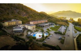 1-3/5/2026 3ήμερη MΕΓΑΛΗ ΠΡΟΣΦΟΡΑ ΤΟΥ ΓΡΑΦΕΙΟΥ ΜΑΣ Στο πολυτελές θέρετρο της ΚΑΣΤΟΡΙΑΣ  ‘’ ΗΟΤΕL LIMNEON RESORT & SPA ‘’ 4**** ΚΑΣΤΟΡΙΑ - ΠΡΕΣΠΕΣ - ΝΥΜΦΑΙΟ  ΛΙΜΝΕΟΣ ΟΙΚΙΣΜΟΣ(ΔΙΣΠΗΛΙΟΥ) - ΚΑΛΑΜΠΑΚΑ - ΤΡΙΚΑΛΑ